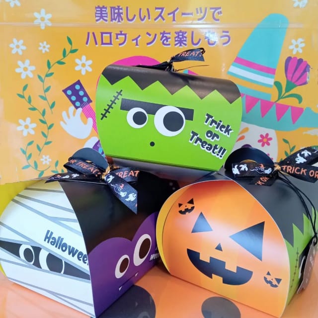 皆様こんにちは！
もうすぐハロウィンですね🎃
当店も、ハロウィン月間として、
たくさんのギフトをご用意いたしました。

お子様にも大人の方にも楽しんでいただける
見て楽しい食べて美味しい焼菓子がいっぱいです！
ぜひ今だけのかわいい焼菓子や
詰め合わせギフトをご利用ください👻

ご家族やお友達、みんなで
ハロウィンを楽しみましょう！

今月も、皆様のご来店お待ちしております✨✨

#パティスリー
#パティスリープランソレイユ
#プランソレイユ
#上田市ケーキ屋
#長野県ケーキ屋
#信州上田スイーツ
#新作
#期間限定
#信州スイーツ
#ハロウィン
#トリックオアトリート
#かぼちゃ
#猫スイーツ
#アイシングクッキー
#おばけ
#ねこ
#ギフト
#焼菓子
#焼菓子詰め合わせ
#琥珀糖
#スバリスト